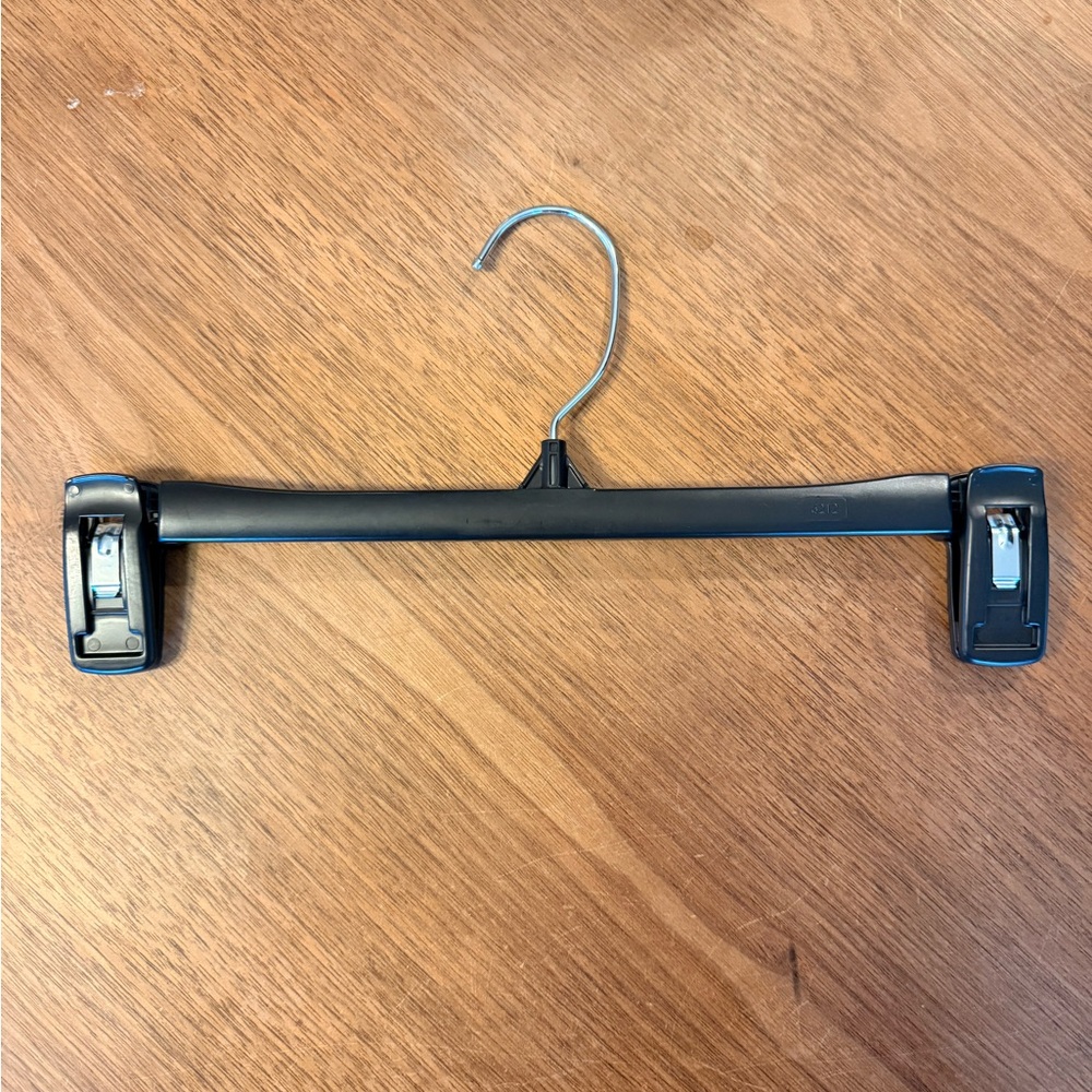 20 Black pant / skirt hangers-soft grip swivel - Picture 6 of 11